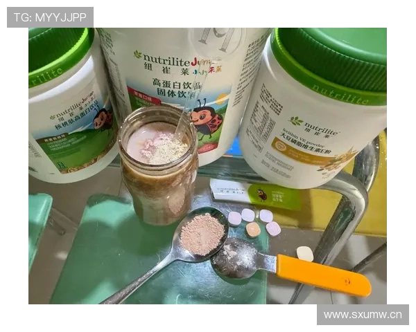 张博恒家的冰箱里只有鸡胸肉和蛋白粉，连瓶可乐都找不到