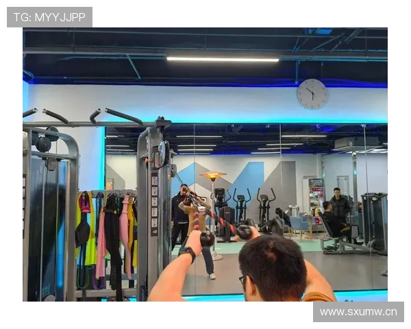 康纳刚去健身房两分钟就被教练叫停了？这也太不像训练狂了吧！