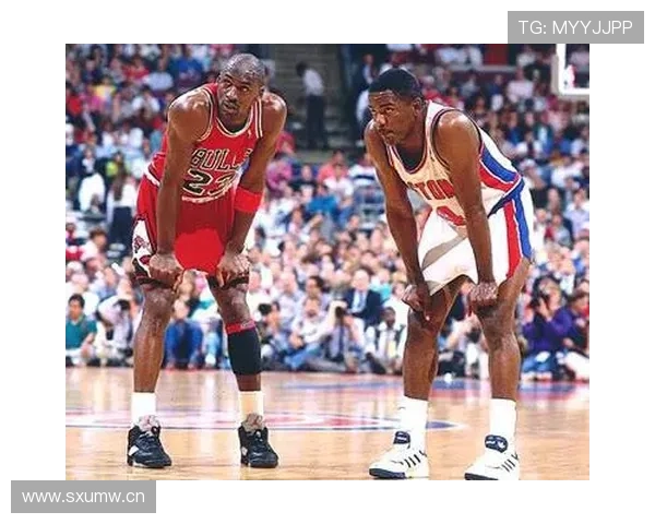 乔·杜马斯无球跑动撕扯防线，3D价值重塑活塞外线防守体系