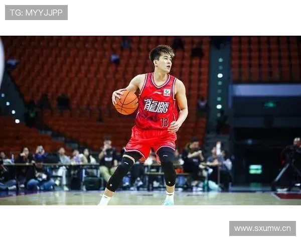 郭艾伦训练间隙竟然开直播买豪车，这日子太扎眼了吧？